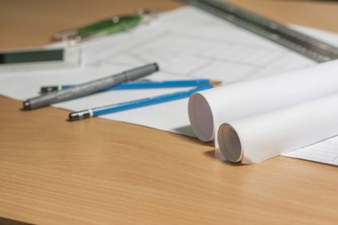 Mimari planlar ve plan rulo ve çizim aletleri