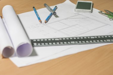 Mimari planlar ve plan rulo ve çizim aletleri