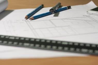 Mimari planlar ve plan rulo ve çizim aletleri