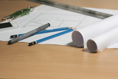 Mimari planlar ve plan rulo ve çizim aletleri