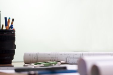 Mimari planlar ve plan rulo ve çizim aletleri