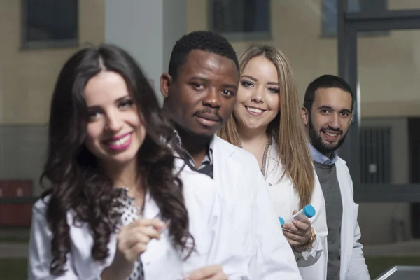 Orvosi fiatalok csoportja dolgozik a lab, mint labor technika — Stock Fotó