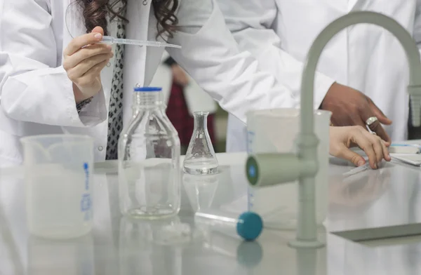 Gruppe junger Mediziner arbeitet im Labor als Labortechniker — Stockfoto