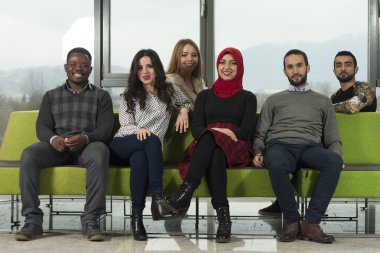 Grup öğrenci takılmak Üniversitesi Salonu'nda karma yarış