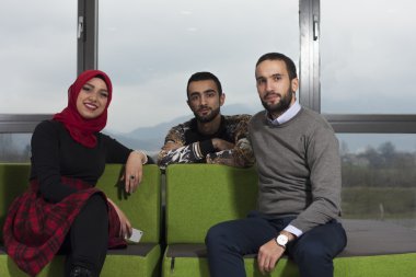 Grup öğrenci takılmak Üniversitesi Salonu'nda karma yarış