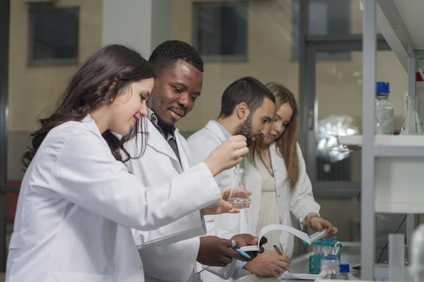 Gruppe junger Mediziner arbeitet im Labor als Labortechniker — Stockfoto