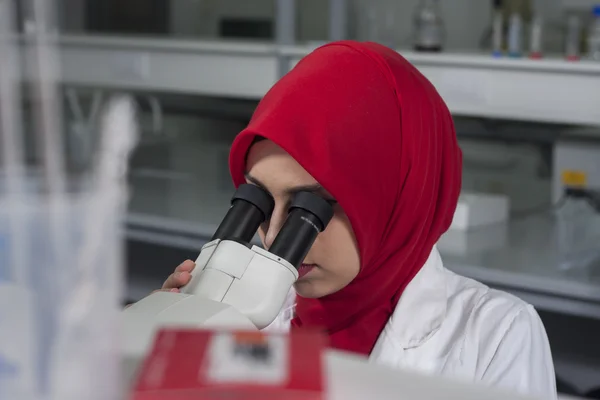 Grup genç tıbbi işçilerin are çalışma laboratuarda laboratuar tekniği