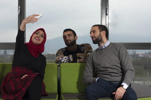 Grupp elever hänger ute i Universitetshuset, blandras — Stockfoto