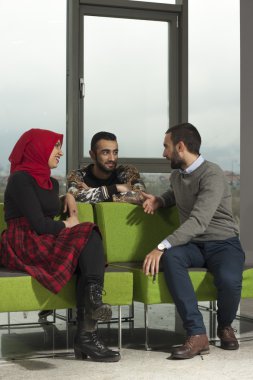 Grup öğrenci takılmak Üniversitesi Salonu'nda karma yarış