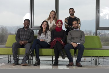 Grup öğrenci takılmak Üniversitesi Salonu'nda karma yarış