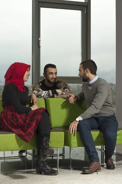 Grup öğrenci takılmak Üniversitesi Salonu'nda karma yarış
