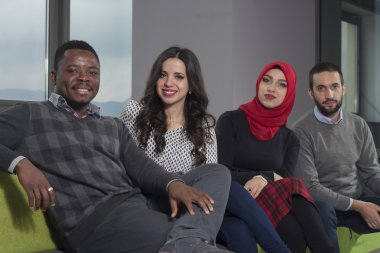 Grup öğrenci takılmak Üniversitesi Salonu'nda karma yarış