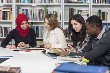 Üniversitesi Kütüphanesi'nde okuyan öğrencilerin grup