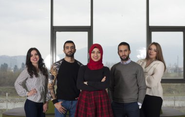 Grup öğrenci takılmak Üniversitesi Salonu'nda karma yarış