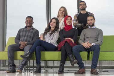 Grup öğrenci takılmak Üniversitesi Salonu'nda karma yarış