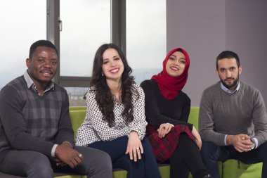 Grup öğrenci takılmak Üniversitesi Salonu'nda karma yarış