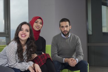 Grup öğrenci takılmak Üniversitesi Salonu'nda karma yarış