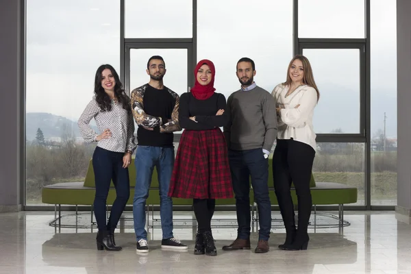 Grupp elever hänger ute i Universitetshuset, blandras — Stockfoto