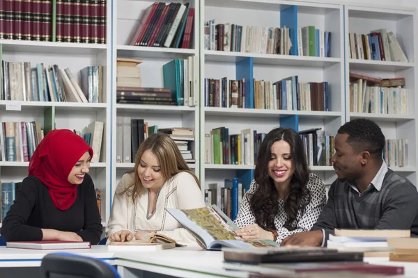 Groep studenten studeren aan de Universiteitsbibliotheek — Stockfoto