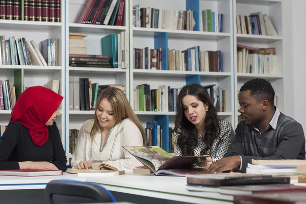 Группа студентов, обучающихся в библиотеке университета — стоковое фото