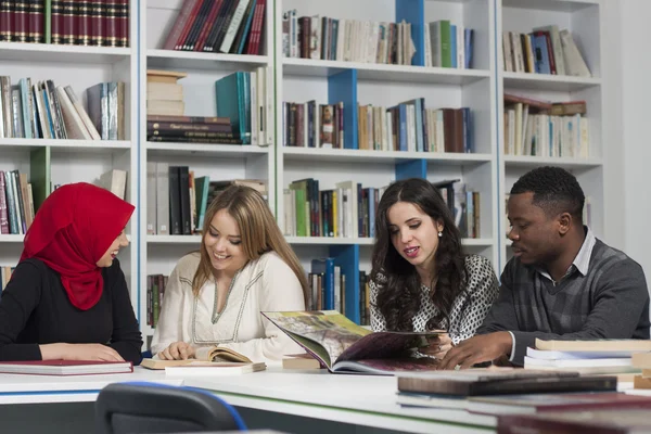 Üniversitesi Kütüphanesi'nde okuyan öğrencilerin grup