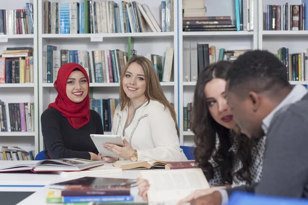 Groep studenten studeren aan de Universiteitsbibliotheek — Stockfoto