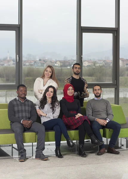 Grupp elever hänger ute i Universitetshuset, blandras — Stockfoto