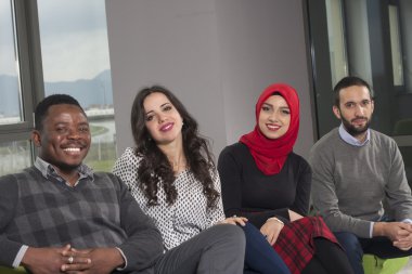 Grup öğrenci takılmak Üniversitesi Salonu'nda karma yarış