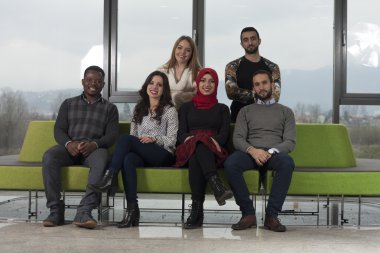 Grup öğrenci takılmak Üniversitesi Salonu'nda karma yarış