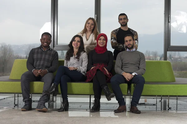 Grupp elever hänger ute i Universitetshuset, blandras — Stockfoto