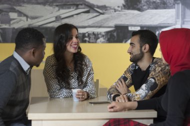 Grup karışık ırk öğrenci kantinde asılı