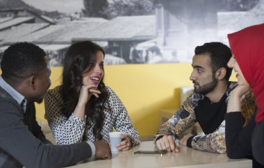 Grup karışık ırk öğrenci kantinde asılı