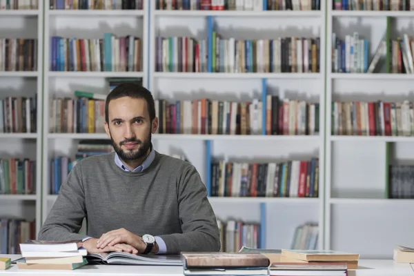 Kütüphanede yakışıklı genç öğrenci portresi