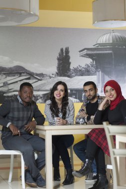 Grup karışık ırk öğrenci kantinde asılı