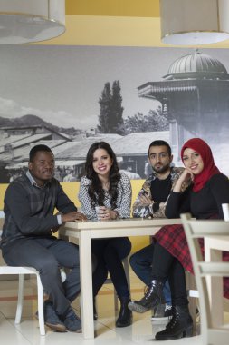 Grup karışık ırk öğrenci kantinde asılı