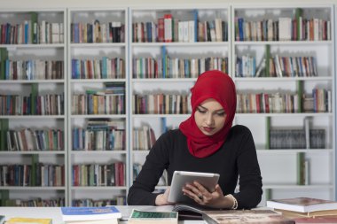Kütüphanede yakışıklı genç öğrenci portresi