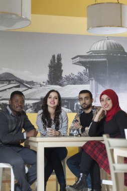 Grup karışık ırk öğrenci kantinde asılı