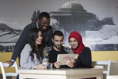 Grup karışık ırk öğrenci kantinde asılı