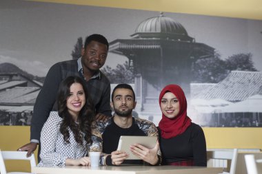 Grup karışık ırk öğrenci kantinde asılı