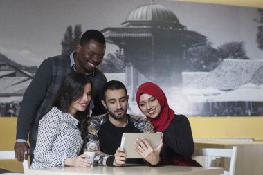 Grup karışık ırk öğrenci kantinde asılı