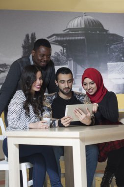 Grup karışık ırk öğrenci kantinde asılı