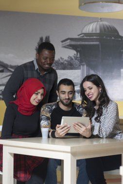 Grup karışık ırk öğrenci kantinde asılı