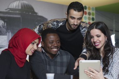 Grup karışık ırk öğrenci kantinde asılı