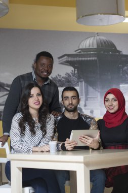 Grup karışık ırk öğrenci kantinde asılı