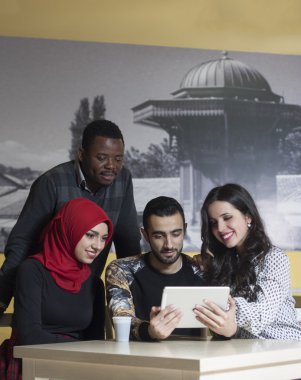Grup karışık ırk öğrenci kantinde asılı
