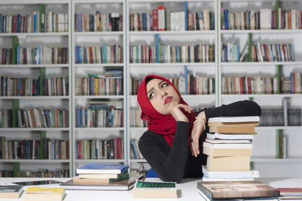 Porträtt av stilig ung student i biblioteket — Stockfoto