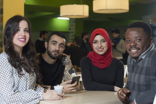 Grup karışık ırk öğrenci kantinde asılı