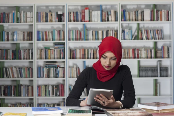 Ritratto di bel giovane studente in biblioteca — Foto Stock