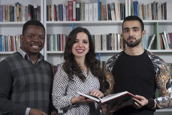 Öğrencilerin kütüphanede kitap arama
