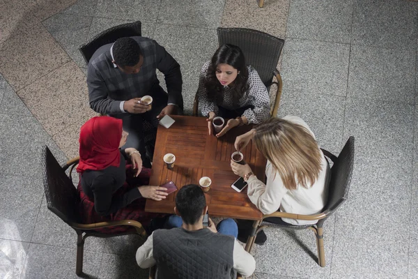 Grupo de estudiantes tomando café en la cafetería universitaria — Foto de Stock